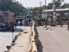 Um ministro afirma que um homem-bomba suicida foi preso em um tribunal de Islamabad, matando 12 pessoas e ferindo 27.