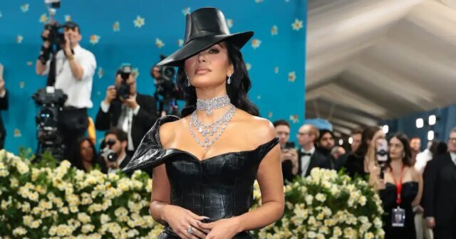 A filha de Kim Kardashian, North, diz que as pessoas sempre odeiam seus trajes do Met Gala
| cinetotal.com.br