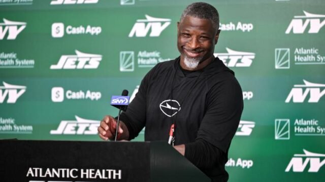 Aaron Glenn canaliza o ex-técnico dos Jets, Herm Edwards, na última coletiva de imprensa
| cinetotal.com.br