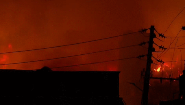 Após 5 horas, o incêndio na favela Karail foi controlado
| cinetotal.com.br