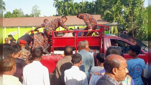 Corpo enforcado de bombeiro recuperado em Nageshwari
| cinetotal.com.br
