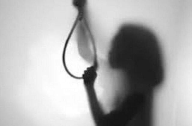 Menina comete suicídio no banheiro da escola após ser pega trapaceando
| cinetotal.com.br