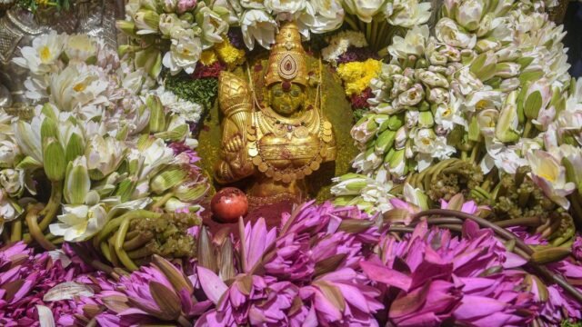 Milhares de pessoas vão ao Templo Kanaka para 'Margasira Masotsavam'
| cinetotal.com.br