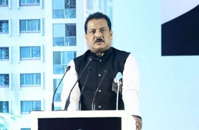 O ex-ministro de Estado Sharif Ahmed foi condenado a 18 anos de prisão
| cinetotal.com.br