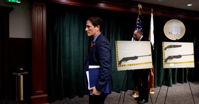 Promotor de Justiça toma medidas para retirar acusações contra policiais de Torrance no tiroteio fatal contra homem negro
| cinetotal.com.br