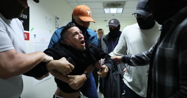 Sim, os imigrantes têm direito a um advogado, mas encontrar um está cada vez mais difícil
| cinetotal.com.br