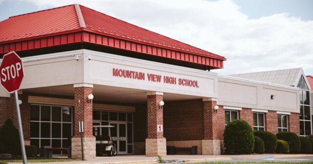 A Confederação vai a julgamento, junto com escolas chamadas Jackson e Lee
| cinetotal.com.br