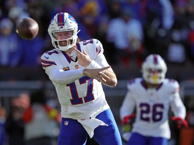 A estrela do Bills, QB Josh Allen (pé), fica de fora do passo a passo
| cinetotal.com.br