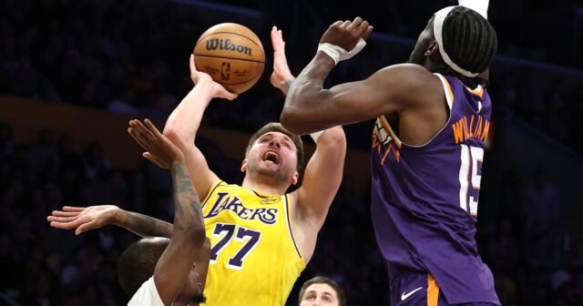 A seqüência de sete vitórias consecutivas do Lakers foi destruída A seqüência de sete vitórias consecutivas do Lakers foi destruída na derrota para o Phoenix Suns
| cinetotal.com.br