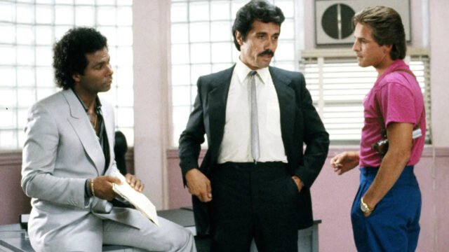A série Miami Vice dos anos 80 existe graças a um dos melhores filmes policiais de todos os tempos
| cinetotal.com.br