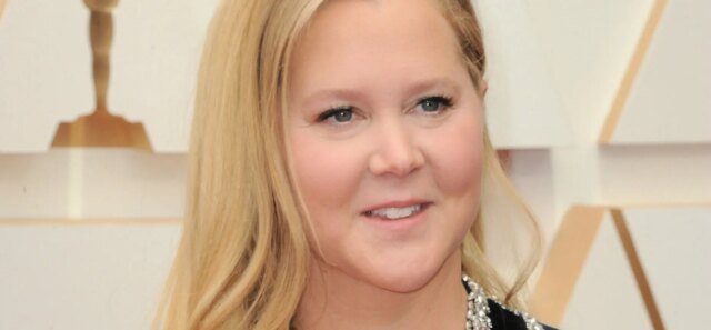 A transformação facial de Amy Schumer levanta as sobrancelhas enquanto o especialista avalia possíveis melhorias cosméticas
| cinetotal.com.br