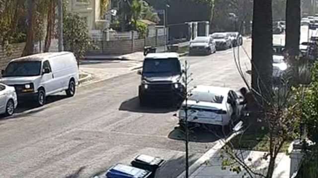 ASSISTIR: Mãe arrasa carro de fuga de suspeitos de roubo
| cinetotal.com.br