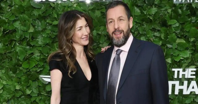Adam Sandler e sua esposa Jackie aproveitam a doce noite de encontro no 2025 Gotham Awards
| cinetotal.com.br