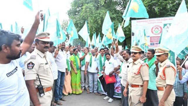 Agricultores de manga realizam protesto exigindo pagamento de taxas das Agricultores de manga realizam protesto exigindo pagamento de taxas das indústrias de celulose
| cinetotal.com.br
