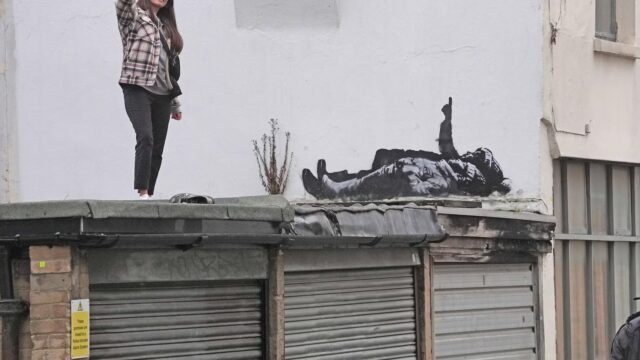 Banksy revela nova arte em Londres após especulações sobre murais
| cinetotal.com.br