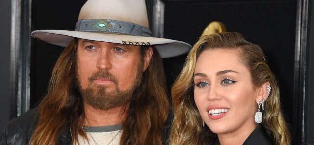 Billy Ray Cyrus elogia Miley Cyrus como 'tão especial' na Billy Ray Cyrus elogia Miley Cyrus como 'tão especial' na reação de noivado
| cinetotal.com.br