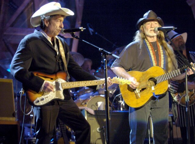 Bob Dylan tenta descrever Willie Nelson: “Como você definiria o indefinível?”
| cinetotal.com.br