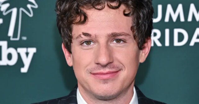 Charlie Puth aplaude as críticas do Fox Pundit sobre o show do Super Bowl
| cinetotal.com.br