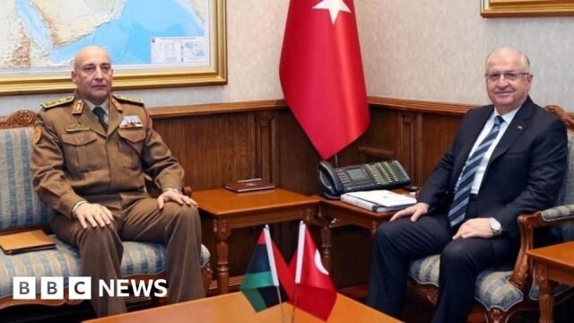 Chefe do exército da Líbia morre em acidente aéreo na Turquia
| cinetotal.com.br