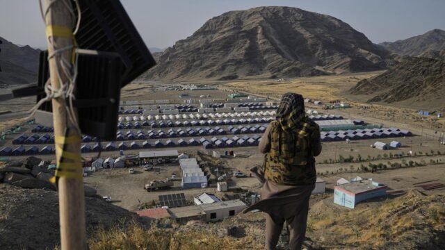 Cinco policiais paquistaneses mortos em atentado a bomba e tiroteio
| cinetotal.com.br