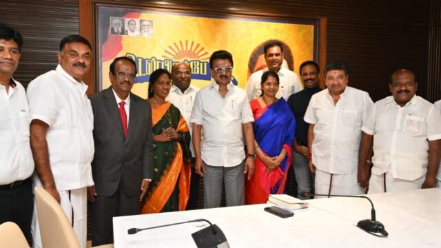 Comitê do manifesto DMK encontra Stalin | cinetotal.com.br Comitê do manifesto DMK encontra Stalin
| cinetotal.com.br