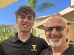 Conversa preparatória: o técnico do Ventura, Tim Garcia, e seu filho QB comemoram o campeonato da Divisão 6
| cinetotal.com.br Conversa preparatória: o técnico do Ventura, Tim Garcia, e seu filho QB comemoram o campeonato da Divisão 6
| cinetotal.com.br