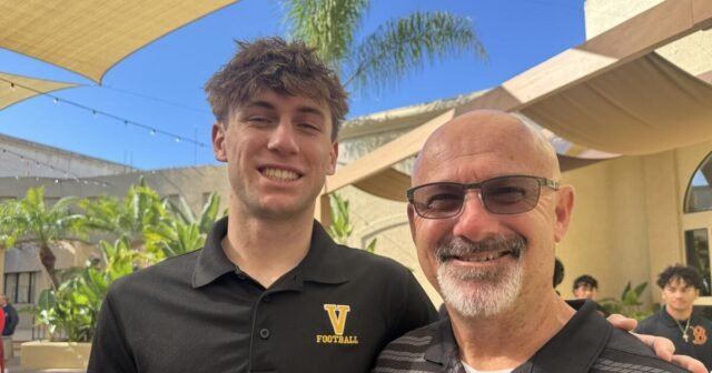 Conversa preparatória: o técnico do Ventura, Tim Garcia, e seu filho QB comemoram o campeonato da Divisão 6
| cinetotal.com.br