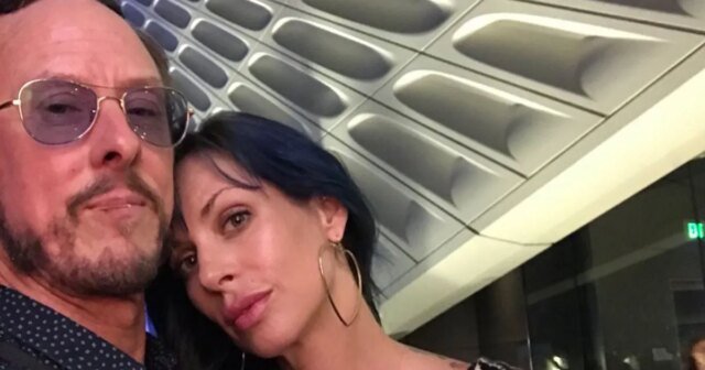 Cronograma do relacionamento de Scott Shriner do Weezer e sua esposa Jillian Lauren
| cinetotal.com.br