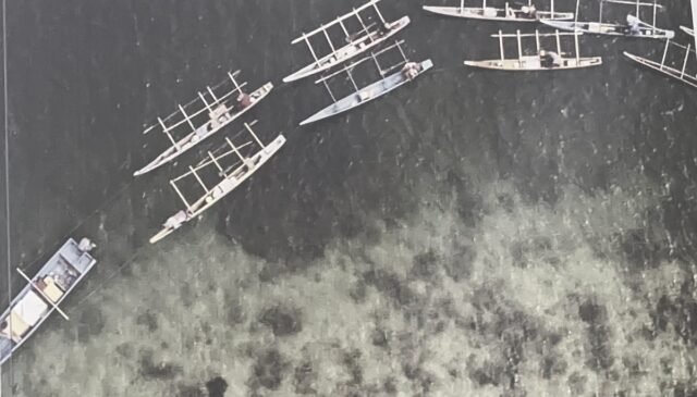 DELAY não se trata de algo que está sendo adiado, mas sim de um símbolo do parentesco do povo Sowek.
| cinetotal.com.br