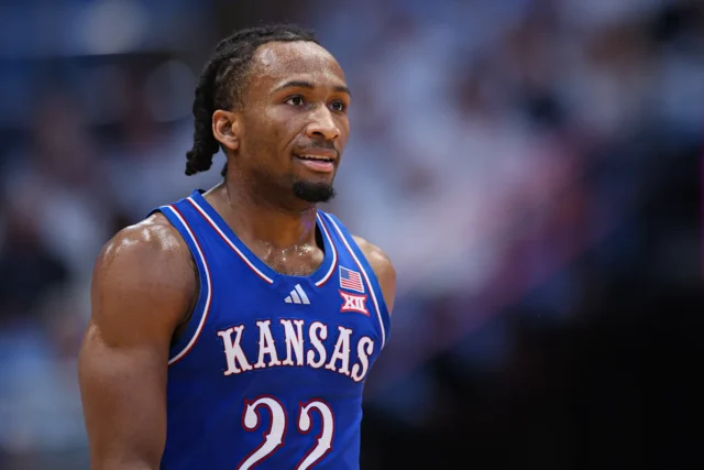 Darryn Peterson, do Kansas, não jogará contra o número 5 Darryn Peterson, do Kansas, não jogará contra o número 5 da UConn e perderá o sétimo jogo consecutivo devido a uma lesão no tendão da coxa
| cinetotal.com.br