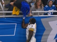 Depois que o vídeo do jogador da NFL DK Metcalf agarrando um torcedor do Lions se tornou viral, relatos diferentes surgiram
| cinetotal.com.br Depois que o vídeo do jogador da NFL DK Metcalf agarrando um torcedor do Lions se tornou viral, relatos diferentes surgiram
| cinetotal.com.br