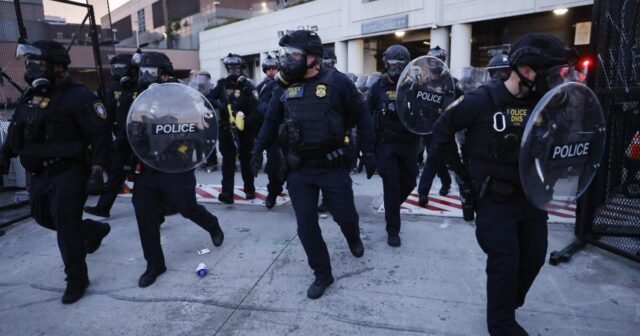 Esforço para proibir agentes do ICE de usar máscaras avança no condado de Los Angeles
| cinetotal.com.br