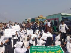 Estudantes de agricultura com diploma bloqueiam a rodovia Dhaka-Mymensingh pressionando demandas de oito pontos
| cinetotal.com.br Estudantes de agricultura com diploma bloqueiam a rodovia Dhaka-Mymensingh pressionando demandas de oito pontos
| cinetotal.com.br