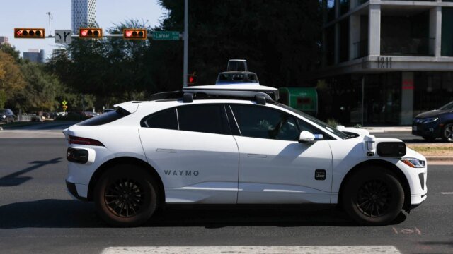 Federais investigam robotaxis Waymo por supostamente passar por ônibus escolares em Austin
| cinetotal.com.br