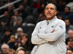 Georgetown suspende o técnico Cooley por jogar garrafa
| cinetotal.com.br Georgetown suspende o técnico Cooley por jogar garrafa
| cinetotal.com.br