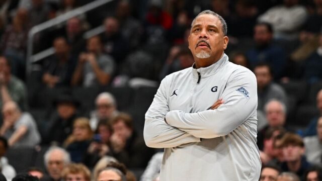 Georgetown suspende o técnico Cooley por jogar garrafa
| cinetotal.com.br
