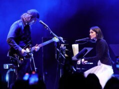 Gracie Abrams, Bon Iver e Aaron Dessner homenageiam vítimas de violência armada em single beneficente ‘Esgotado’
| cinetotal.com.br Gracie Abrams, Bon Iver e Aaron Dessner homenageiam vítimas de violência armada em single beneficente ‘Esgotado’
| cinetotal.com.br