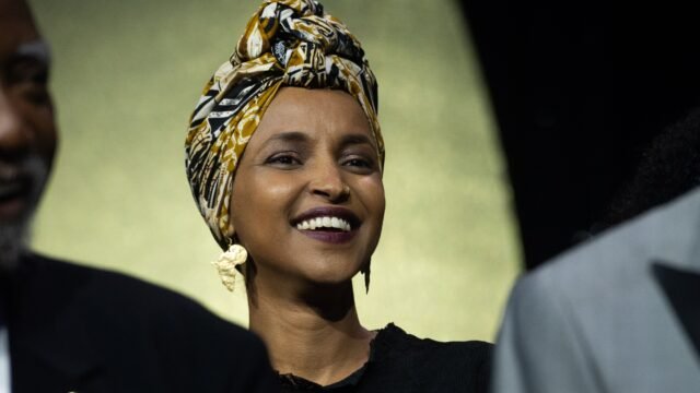 Ilhan Omar diz que ataques de Trump a imigrantes somalis Ilhan Omar diz que ataques de Trump a imigrantes somalis 'desviam a atenção' do escrutínio
| cinetotal.com.br