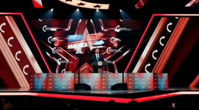 JD Vance fecha AmFest como líder decisivo do Partido Republicano em 2028
| cinetotal.com.br