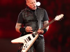 James Hetfield, do Metallica, cumprimenta o Papai Noel na leitura de ‘Twas the Night Before Christmas’
| cinetotal.com.br James Hetfield, do Metallica, cumprimenta o Papai Noel na leitura de 'Twas the Night Before Christmas'
| cinetotal.com.br
