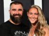 Jason Kelce fala sobre a perda “devastadora” da gravidez da esposa Kylie
| cinetotal.com.br Jason Kelce fala sobre a perda “devastadora” da gravidez da esposa Kylie
| cinetotal.com.br
