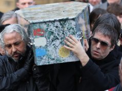 Liam Gallagher e Ian Brown homenageiam o ‘irmão’ Gary ‘Mani’ Mounfield no funeral em Manchester
| cinetotal.com.br Liam Gallagher e Ian Brown homenageiam o 'irmão' Gary 'Mani' Mounfield no funeral em Manchester
| cinetotal.com.br