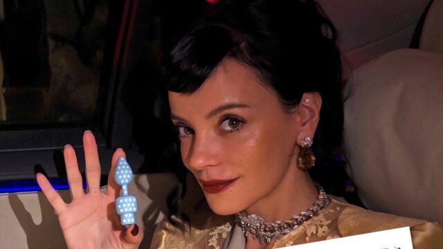 Lily Allen vendendo plugues anais com novo álbum ‘West End Girl’
| cinetotal.com.br