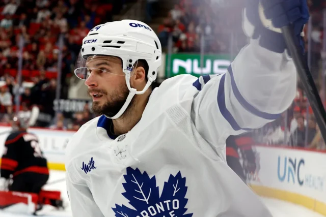 Maple Leafs venceu o Hurricanes por 5 a 1 e encerrou a viagem de 6 jogos com a terceira vitória consecutiva
| cinetotal.com.br