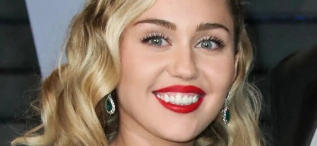 Miley Cyrus envia rumores de noivado com um detalhe no tapete vermelho
| cinetotal.com.br