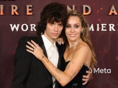 Miley Cyrus espalha rumores de noivado de Maxx Morando com anel no dedo esquerdo
| cinetotal.com.br Miley Cyrus espalha rumores de noivado de Maxx Morando com anel no dedo esquerdo
| cinetotal.com.br