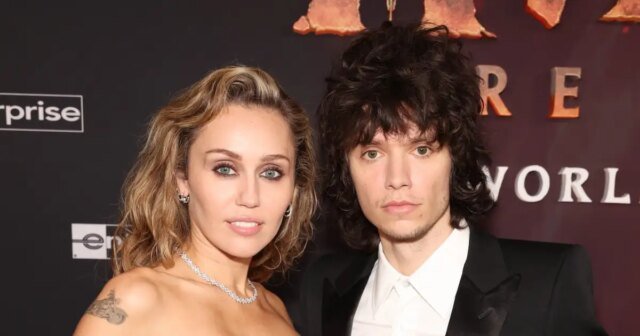 Miley Cyrus está noiva de Maxx Morando após 4 anos de namoro
| cinetotal.com.br