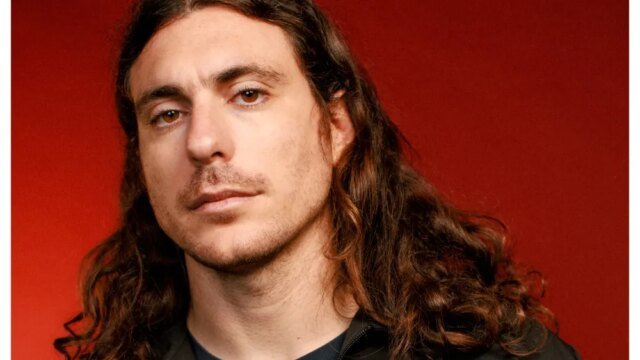 O diretor de 'Agon', Giulio Bertelli, sobre como conseguiu que Mubi embarcasse em seu drama alegórico excêntrico sobre esportes, tecnologia e guerra
| cinetotal.com.br