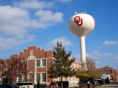 O instrutor de Oklahoma, Mel Curth, que reprovou na redação de gênero da aluna Samantha Fulnecky, foi demitido
| cinetotal.com.br O instrutor de Oklahoma, Mel Curth, que reprovou na redação de gênero da aluna Samantha Fulnecky, foi demitido
| cinetotal.com.br