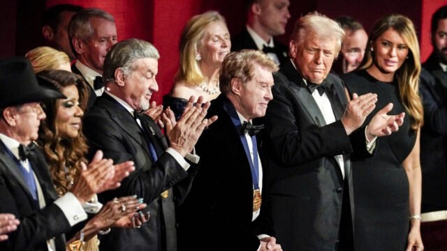 O que assistir terça-feira: Kennedy Center Honors, Taylor Swift Docuseries Finale e muito mais
| cinetotal.com.br